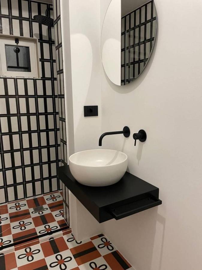 Meh Luxury Apartment City Centre Бари Экстерьер фото